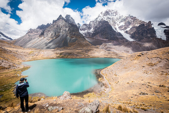 Laguna turquesa del tour de 7 lagunas de colores en Quispicanchi en Cusco, Per&uacute; con el nevado Ausangate.