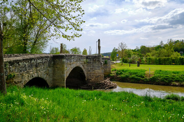 Fototapeta na wymiar Historische Brücke über die Rodach in Seßlach, Landkreis Coburg, Oberfranken, Franken, Bayern, Deutschland
