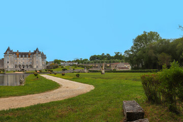 Charente-Maritime - Saint-Porchaire - Chateau de La Roche-Courbon, son lac et son parc