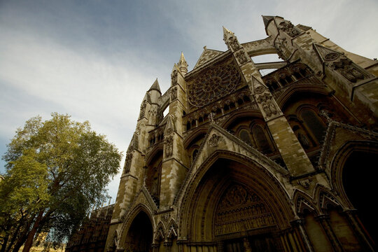 Looking up at the impressive architechure of Westminister Abby.