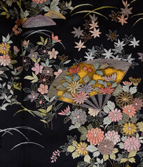 花柄模様の刺繍の黒留袖、豪華な着物