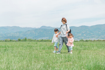育児・子育てで公園を歩く親子（ママと子供）