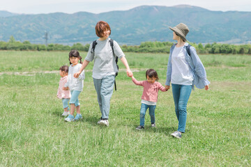 Fototapeta premium 夏休みにママ友家族と公園を歩く親子（子供・幼児・旅行・レジャー・お出かけ・外出）