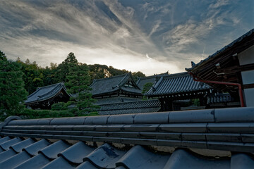 Fototapeta na wymiar 夕日に映える京都の寺院
