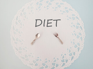 ダイエットdietの単語とミニチュアのスプーンとフォーク