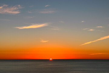 Obraz premium Sun going over the horizon right into the ocean, beautiful sunset