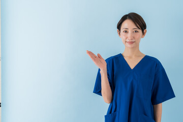 案内する女性看護士