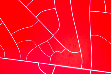 白の線と赤の壁