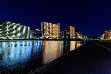 宝塚市を流れる武庫川の夜景、ライトアップとリフレクション、12月14日、日本