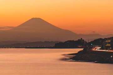 夕焼け空と江ノ島から見える富士山