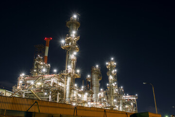 三重県・四日市市の工場夜景　石油化学コンビナート　Night view of petrochemical industrial plant in Yokkaichi, Japan