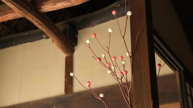 茅葺屋根とまゆ玉飾り