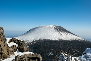 外輪山からの冠雪した浅間山