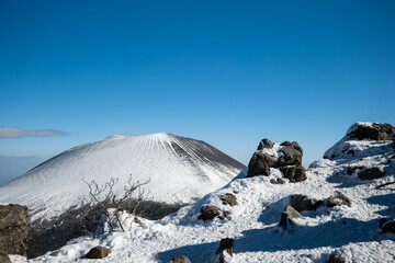外輪山からの冠雪した浅間山