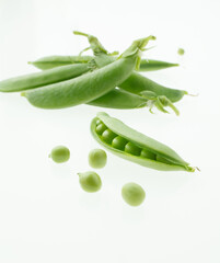 スナップエンドウ　白バック　イメージ