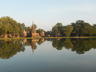 Fototapeta na wymiar sukhothai, historical park, archaeological site, thailand, travel, loi kratong, สุโขทัย, อุทยานประวัติศาสตร์สุโขทัย, โบราณสถาน, ประเทศไทย, ท่องเที่ยว, ลอยกระทง