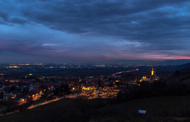 Fototapeta premium Ausblick auf Gumpoldskirchen in Niederösterreich in der Abenddämmerung