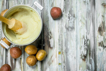 Mashed potatoes in a pot .