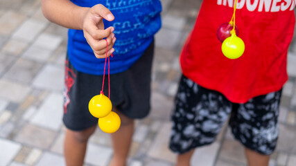 Lato-lato games are increasingly widespread and viral, especially at the age of children. 