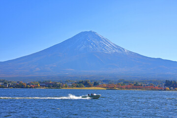 青空の中の富士山とボート