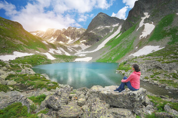 Naklejka premium Young woman tourist enjoys mountain nature.