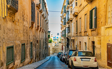 Fototapeta na wymiar Typische enge Gassen mit bunten Balkonen in Valletta, Malta
