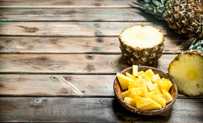 Pieces of ripe pineapple in a bowl.