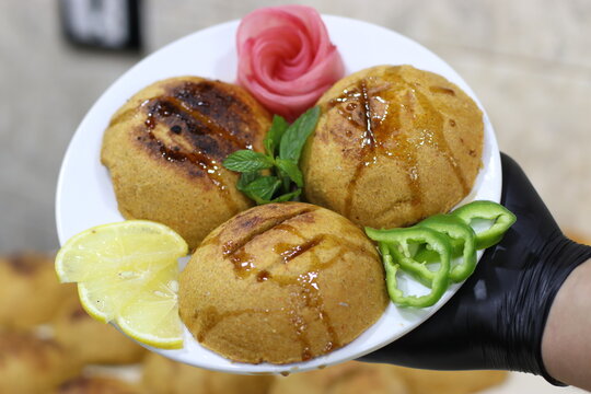 Serving Kibbeh Mishwiyyeh Dish with Fresh Vegetables Slices  Grilled Kubba Food Premium Images