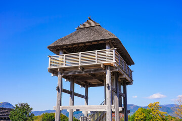 環濠集落を守る物見櫓と木柵（佐賀県 吉野ヶ里歴史公園） © WAWA