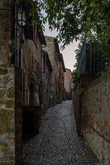 Fototapeta na wymiar Gasse in der Altstadt von Orvieto in Umbrien in Italien 
