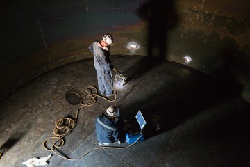 Male two worker inspection scan tank