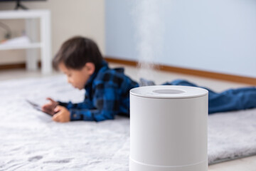 子供を乾燥から守る　加湿器 © 健二 中村