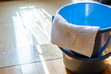 雑巾と水の入ったバケツ © Wakko