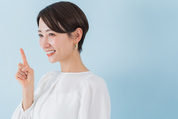 案内する日本人女性