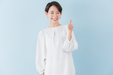 サムズアップする日本人女性