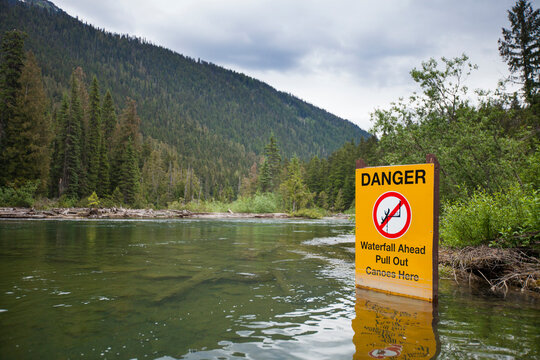 A sign in the Cabibou River warning paddlers to pull out here before a waterfall