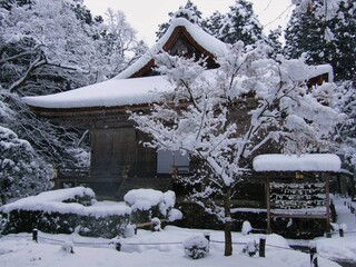 京都　積雪した大原三千院の風景