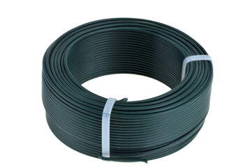  Rouleau fil de clôture plastifié vert en gros plan sur fond blanc © Richard Villalon