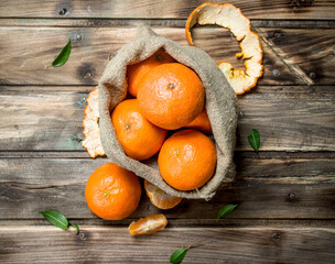 Fresh mandarins in the sack.