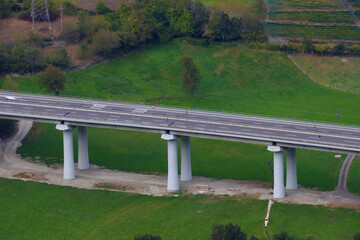 Viadotto di un' autostrada visto dall'alto