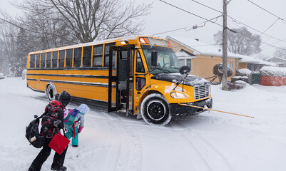 Autobus scolaire dans la neige
- 561254043