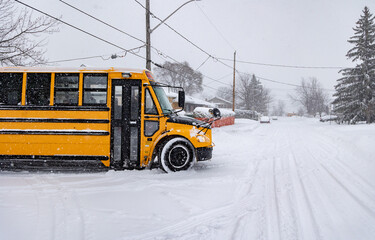 Autobus scolaire dans la neige  © Nicolas St-Germain