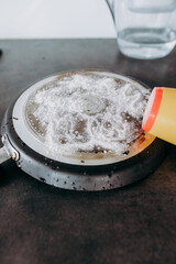 Czyszczenie przypalonej patelni preparatem w proszku