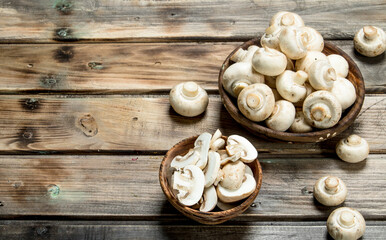 Fresh mushrooms in bowl.