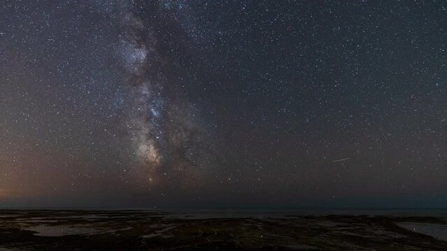 Timelapse voie lact&eacute;e astrophotographie oc&eacute;an atlantique reflet 4K