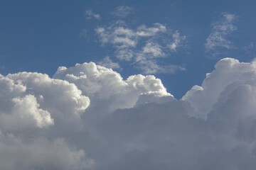 Fototapeta na wymiar Ciel dramatique avec gros nuage
