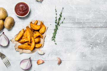 Baked potato slices with tomato sauce.