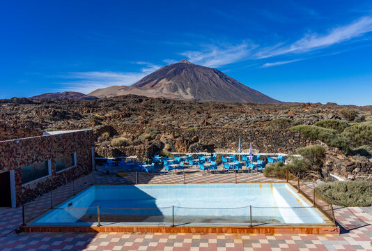 Aktiv auf Teneriffa, Kanarische Inseln: der höchste Berg Spaniens Teide - skurriles, verrücktes Foto mit Swimming Pool im Vordergrund