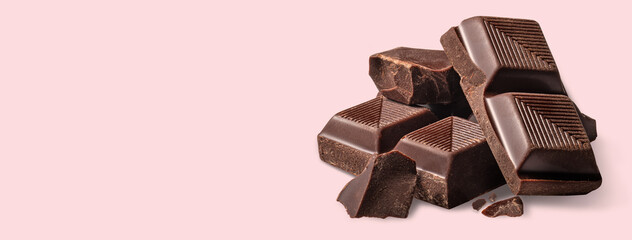 ピンク色の背景に置かれたチョコレート