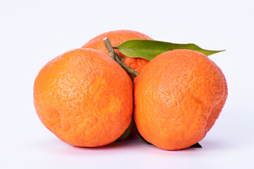 primo piano di clementini isolato su fondo bianco